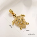 Gouden schildpad hanger met zirkonia inleg en rode edelstenen ogen op een witte stof - Pave Zirkoon Gouden Schildpad Stijl