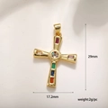 Gedetailleerd zicht op een gouden kruishanger met gekleurde edelstenen van 29x17,2 mm - Veelkleurige Zirkoon Gouden Kruis Hanger