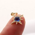 18k vergoldeter Sternanhänger mit blauem Edelstein und mikro-gefassten weißen Zirkonsteinen - Achteckiger Stern Blaue Stein Stil (A0373)
