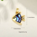 Vue macro détaillée du pendentif poisson plaqué or avec incrustation d'abalone - Poisson Nacre d'Abalone (A0152-6)