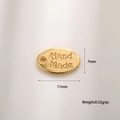 Λήψη macro του επίχρυσου οβάλ μενταγιόν 11x7mm με χάραξη handmade για DIY κοσμήματα - Στυλ Χειροποίητη Οβάλ Ετικέτα (handmade)