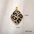 Leoparden-Herzanhänger aus vergoldetem Kupfer mit Maßen 27,4mm x 17,6mm - Unregelmäßiges Leopardenmuster