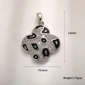 Makroaufnahme des Kleeblatt-Anhängers mit 19,5 mm Breite und 3,14 g Gewicht - Weißgold Leopard