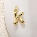 Colgante letra K estilo burbuja en cobre bañado en oro de 18k con acabado de espejo liso - Letra K (A0783-K)