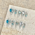 Handgefertigte Mandel-Kunstnägel mit blauen K9-Herzkristallen und Silberglitzer-Finish - Blau/Silber (Lange Stiletto) / Extra Klein (XS)