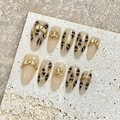 Unghie finte leopardate fatte a mano con foglia d'oro ambra e dettagli catena in metallo 3D - XS / 1864 Ambra Leopardo Forma a Mandorla
