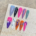 Unghie stiletto fatte a mano con design graffiti colorati e dettagli in strass - Extra Piccolo (XS) / Stile Graffiti Colorati (1910 Long Waterdrop)