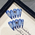 Faux ongles œil de chat bleu foncé avec croix gothique argentée et pendentif cœur strass - Très Petit (XS) / Dégradé Bleu Stiletto Long