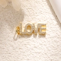 Ciondolo dorato con scritta LOVE e zirconi incastonati per creazione di gioielli fai-da-te - Stile Alfabeto Pavé LOVE (A0748)