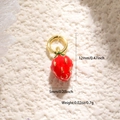 Mini ciondolo fragola rossa con foglie verdi e anello oro, accessorio fai-da-te 12mm - Ciondolo Mini Fragola (A0689)