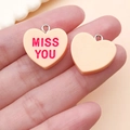 Détail de pendentifs en cœur rose en résine avec gravure Miss You pour bijoux DIY - Jaune MISS YOU (24537)