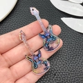 Detailansicht der E-Gitarre-Anhänger aus Acryl mit bunten Neonlinien und Glitzer für DIY - Transparentes Irisierendes Blaues Gitarre (24054)