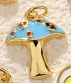Ciondolo a fungo blu con strass colorati e anello di aggancio in metallo oro - Ciondolo Fungo Blu (a0621)