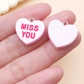 Détail du pendentif cœur en résine rose avec texte MISS YOU rouge et anneau en métal - Rose MISS YOU (24532)
