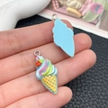Détail macro du pendentif cornet de glace en résine arc-en-ciel avec anneau pour bricolage - Style Bleu Lac (24517)