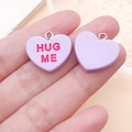 Gros plan d'un pendentif cœur en résine lilas avec texte HUG ME et anneau argenté - Violet HUG ME (24522)
