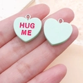 Gros plan de breloques cœur en résine vert clair avec texte HUG ME pour bijoux DIY - Vert Clair HUG ME (16420)