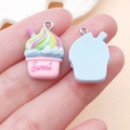 Dettaglio di mini ciondoli cupcake in resina con ganci argento e strati di crema colorata - Frappé Creativo (24530) / Base Blu Lago Rosa