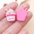 Dettaglio dei due lati di un mini ciondolo a forma di milkshake arcobaleno in resina con scritta - Frappé Creativo (24529) / Base Rosa Bianco