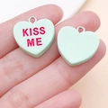 Detail eines minzgrünen herzförmigen Harzanhängers mit rotem KISS ME Schriftzug - Grüner Kissme-Stil