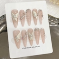 Handgefertigte Stiletto-Nägel in Nude-Rosa mit 3D-Schmetterlingen und Perlenakzenten - Extra Klein (XS) / Nude Schmetterling Stil (1717 Lange Mandel)