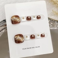 Handgemaakte kunstnagels voor tenen in wit en bruin met luxe strass en gouden ketting - Klein (S) / Donker Roodbruin / Wit