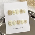 Faux ongles faits main avec fleurs 3D en feuille d'or et perles sur base blanc crème - Très Petit (XS) / Style 1662 Carré Rond Court