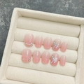 Unghie finte artigianali sfumate rosa con farfalle 3D e dettagli in strass - Extra Piccolo (XS) / 1762 Bara Corta