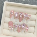 Handgefertigte rosa Ombré-Kunstnägel mit Herz-Kristallen und Perlen in Box - XS / 1760 Mittellanger Sarg
