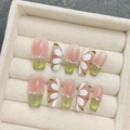 Handgefertigte grüne Katzenaugen-Nägel mit 3D-Gänseblümchen und Perlenverzierung - XS / 1655 Mittel T-Form