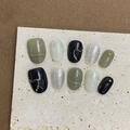 Unghie finte minimaliste verde scuro e nere con accenti dorati e perline eleganti - XS / 1804 Tondo Corto