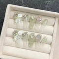 Unghie finte fatte a mano con rose verde chiaro e decorazioni di lusso con pietre preziose - XS