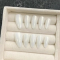 Unghie finte fatte a mano bianco perla forma stiletto lunga, set da dieci pezzi - XS
