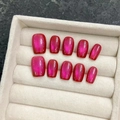 Unghie finte corte quadrate magenta cat-eye con glitter in un vassoio di velluto beige - Extra Piccolo (XS) / 1857 Scala Corta