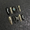 Uñas postizas artesanales estilo punk gótico negro y dorado con adornos metálicos 3D - XS / 1899 Forma Ataúd Larga