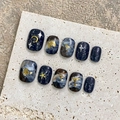 Unghie finte fatte a mano con design marmo blu e decorazioni a stella e luna - Quadrato Rotondo Corto (1874) / Extra Piccolo (XS)