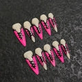 Roze en witte stiletto plaknagels met korsetpatronen op een donkere stenen achtergrond - Extra Klein (XS) / Roze Korsetstijl (1934)