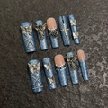 Handgefertigte Gothic-Nägel zum Aufkleben mit blauem Marmor, Silberschädel und Kreuzen - Extra Klein (XS) / Denim Blau Matt Dekorative Stil (1777 Narrow Square)