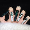 Elegantes uñas postizas largas cuadradas verde esmeralda con brillantes cristales sobre fondo negro - XS / Esmeralda