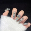 Unghie finte a bara con sfumatura blu-grigio e decorazioni in strass scintillanti - XS / Rosa d'Autunno Chiaro