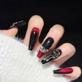 Unghie finte occhio di gatto rosso scuro con strass d'argento e catene in metallo gotico - Extra Piccolo (XS) / Stile Occhio di Gatto Rosso Scuro Nero