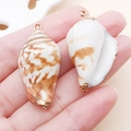 Ciondolo in conchiglia naturale con bordo in oro rosa e anello in metallo per gioielli - Stile Di Conchiglia Intrecciata Marrone Scuro (25322)