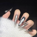 Faux ongles stiletto argentés avec breloques croix punk et strass brillants - Très Petit (XS) / Style Saturne Psychédélique (1332-Psychedelic Westwood)