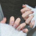 Faux ongles œil de chat rose violet avec perles et paillettes sur la main d'un modèle - XS / Cercueil Ultra Court
