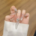 Lussuose unghie finte silver cat-eye con sfumatura glitter e grandi cristalli 3D - 1431 Mandorla Lunga / Extra Piccolo (XS)