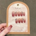 Unghie finte cat-eye Maillard sfumate rosso-marrone con strass a forma di foglie - Extra Piccolo (XS) / Sfumatura Rosa Occhio di Gatto (1536 Forma a Bara Corta)