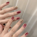 Dettaglio di unghie finte fatte a mano occhio di gatto bordeaux con glitter e strass - Extra Piccolo (XS) / Stile Lusso Occhio di Gatto Rosso Vino (1436 Coffin Corto)
