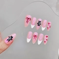 Handgefertigte Mandel-Kunstnägel mit rosa Perlmutt-Finish und handgemalter Punk-Katzenkunst - Extra Klein (XS)