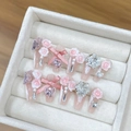 Uñas postizas rosa con rosas 3D, lazos de seda, cristales y perlas en estuche blanco - 1580 Ataúd Medio Rosa / Extra Pequeño (XS)