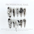 Uñas postizas stiletto largas con arte de tinta en blanco y negro y dijes de dragón plata - XS